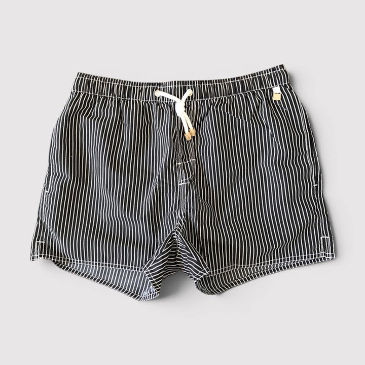 TORI 通気性のあるストライプ柄のショーツ
